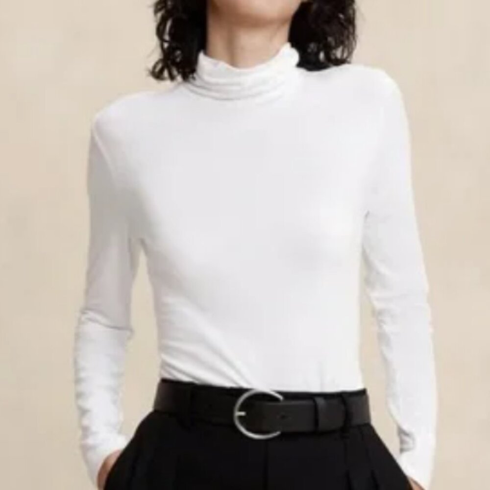3/$30 - NWT Banana Republic Timeless Turtleneck Sweatshirt